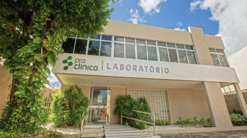 Mãe e criança após vacinação